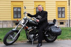 Beer Miklós püspök motoron