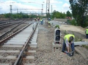 vasúti pálya mellett dolgoznak