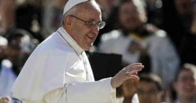 Ferenc pápa elítéli a pénz uralmát