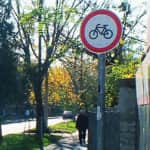 Naszály út kerékpárral behajtani tilos tábla-520