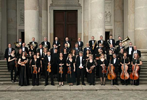 Váci Szimfonikus Zenekar a dóm előtt-520