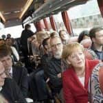 Angela Merkel újságírókkal buszon