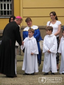 Beer Miklós püspök a kórus iskola diákjaival