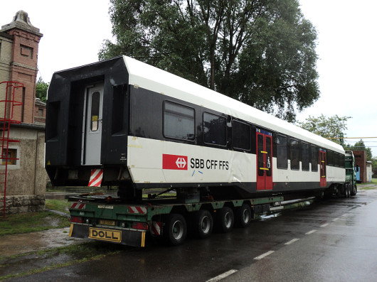 INOVA vasúti kocsi a tréleren Dunakeszin