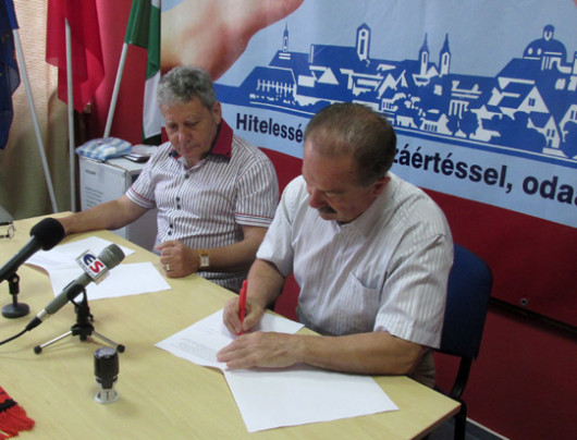 Krauze István és Bóth János aláírják a szerződést