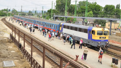 vasútállomás - utasok szállnak fel az átépítéskor a vonatra-700