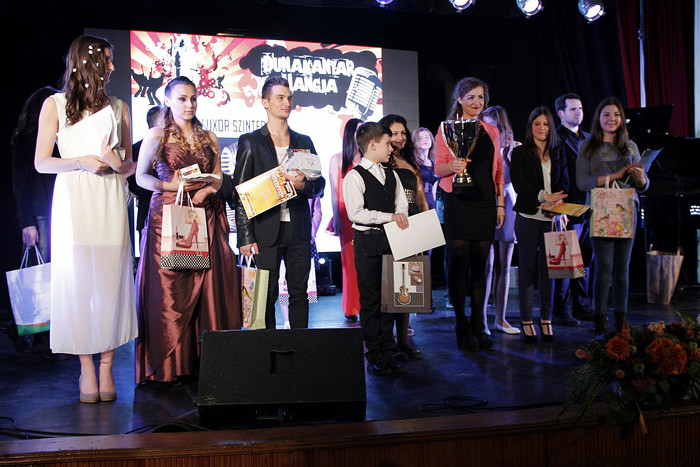 Dunakanyar Hangja 2015 győztesei a színpadon-700