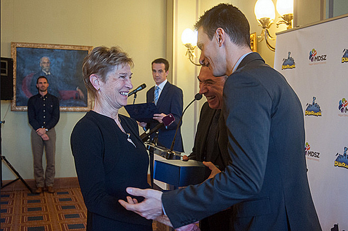 Pajor Ferencné kitüntetése a diáksportolók díjátadásán