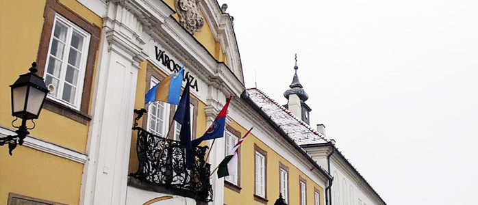 zászlók a városházán
