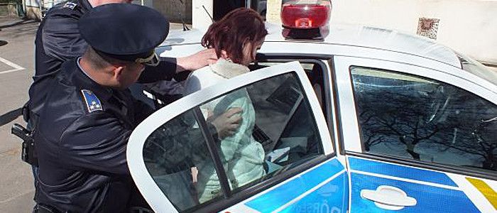 rendőrök a kocsiba ültetnek egy nőt-700