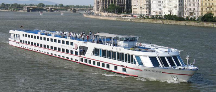 Viking üdülőhajó Budapesten a Dunán-700