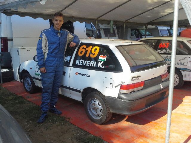 Néveri Konrád a Suzuki versenyautója mellett