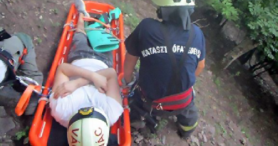 A hegyről gyalog hozták le a sérült turistát Nagymaroson a tűzoltók