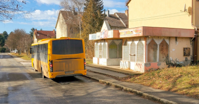 Városháza: a valóság a Radnóti buszmegállóról