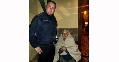 Rendőrök segítettek az út mentén fekvő idős asszonynak