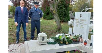 Elhunyt kollégájuk, Máté András posztumusz főhadnagy sírjánál tették tiszteletüket a váci rendőrök