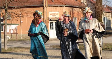 Marton Zsolt megyéspüspök is részt vett az sződligeti Három Királyok felvonuláson