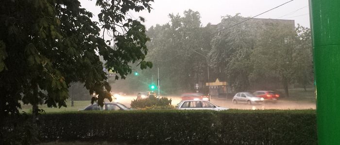 Hét óra előtt pár perccel, nagy morajjal és széllökésekkel érkezett a vihar Vácra