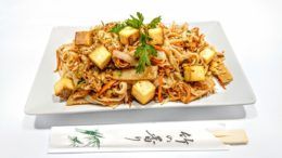 Pad thai sült rizstészta zöldségekkel,tojással, tofuval a váci szusizó egyik legnépszerűbb étele