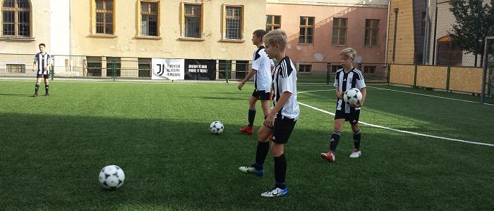 Váci és környékbeli fiatal focisták a Juventus ikonikus fekete-fehér, zebracsíkos mezében edzenek a Piarista Gimnázium és Kollégium műfüves pályáján a Juventus Akadémia utánpótlásprogramjában